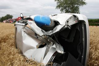 REVET AV: Flyets understell ble revet av, og ett landingshjul ble sittende fast i bilen. Foto: SCANPIX