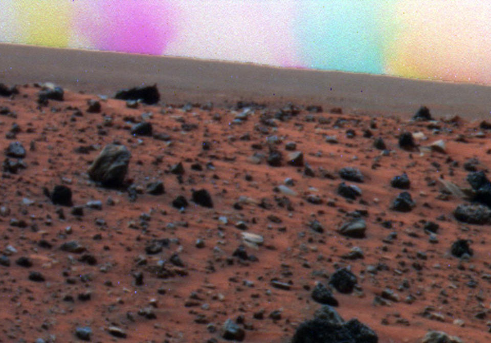 REGNBUESTORMER: En komposittfotografi tatt av Mars-roveren Spirit viser gule, rosa, bl� og orange st�vvirvler. �rsaken til det fargerike Mars-v�ret er at at bildet er et resultat av tre eksponeringer med forskjellige fargefilter. Foto: NASA/JPL-Caltech/Cornell University/Texas A