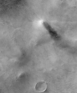 FRA LUFTA: St�vvirvler er et vanlig fenomen p� Mars. Denne ble fotografert av satellitten Mars Global Surveyor i 2003. Foto: Scanpix/AFP PHOTO /NASA