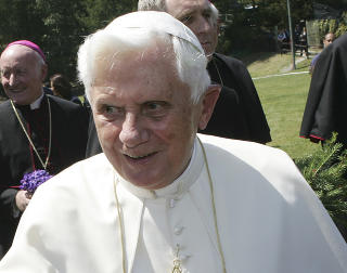 IKKE FAN: Pave Benedict XVI har tidligere kritisert Harry Potter-b�kene. Foto: SCANPIX / AP /Alberto Pellaschiar