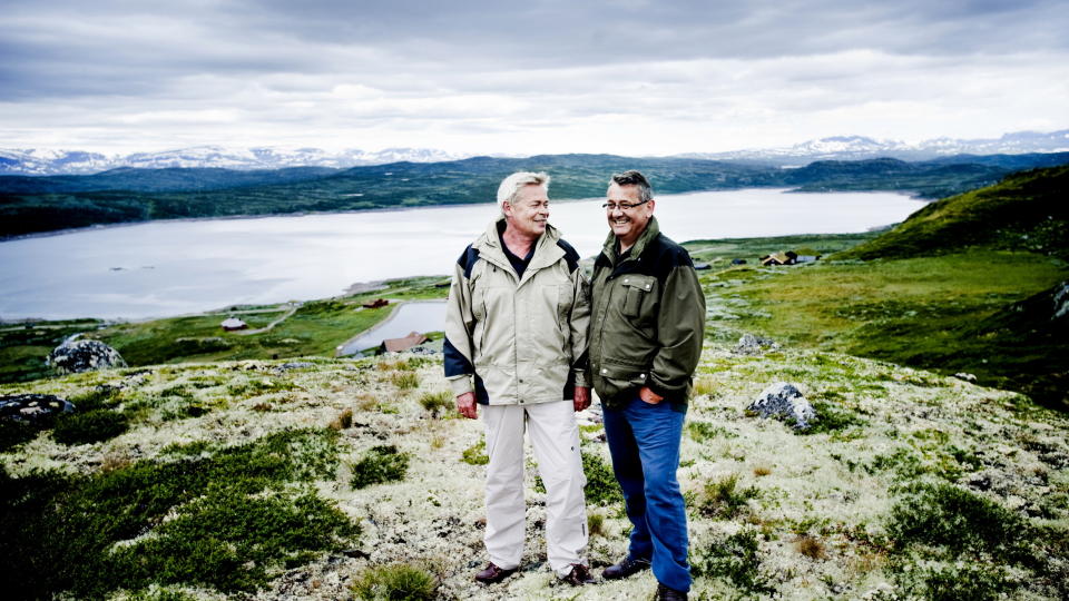  SAMMEN ER DE MEKTIGST: Schibsted-direkt�r Jan Erik Knarbakk (t.v.) og h�yrepolitiker Per-Kristian Foss har aldri v�rt noen �fjellgeiter�, men har l�rt seg � bli glad i fjellturer med Hallingskarvet i bakgrunnen. De er ofte i ferieleiligheten p� Bergsj� i �l. Foto: Thomas Rasmus Skaug