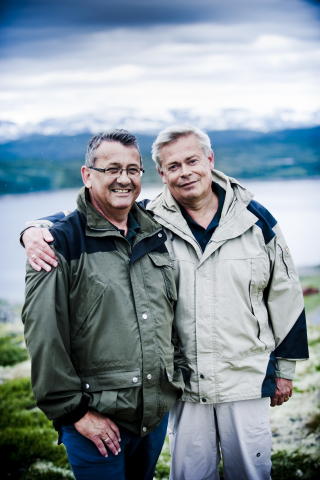  P� FERIE: Per-Kristian Foss og Jan Erik Knarbakk har l�rt seg � like fjellturer. Her nyter de ferien p� Bergsj� i �l kommune.  Foto: Thomas Rasmus Skaug