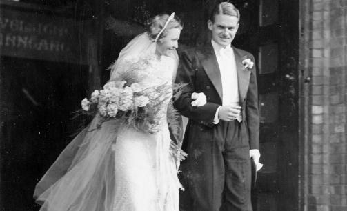 1934: Sidsel Lindboe og Carl Henrik Bache-Wiig p� kirketrappa etter
vielsen i Uranienborg kirke.