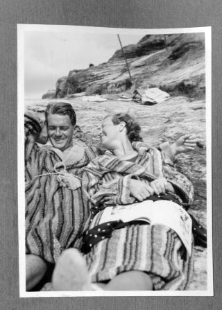1936: De nybakte foreldrene Sidsel og Carl Henrik nyter livet og sommeren i svenske Fiskeb�ckskil.