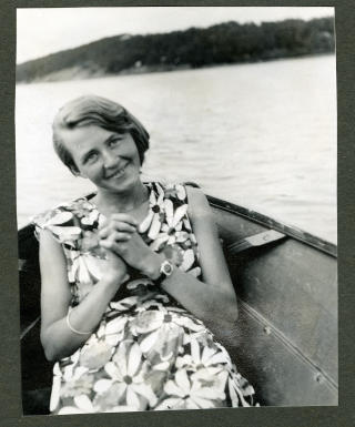 1930: 18 �r gamle Sidsel Lindboe fotografert av sin kj�reste Carl Henrik under en rotur p� Oslofjorden for 79 �r siden.