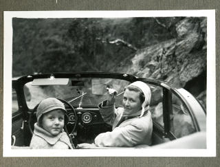 1939: Familien Bache-Wiig p� biltur f�r krigen; Sidsel og eldstes�nnen Jan i M�b�dalen like ved V�ringsfossen.