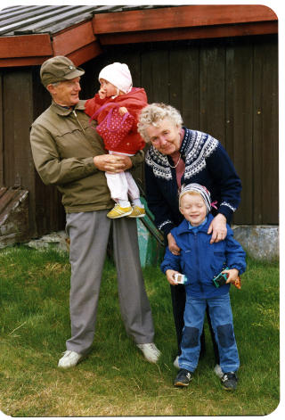 1987: Carl Henrik og Sidsel med barnebarna Julia og Axel utenfor hytta �Siggisbu� p� Ustaoset.