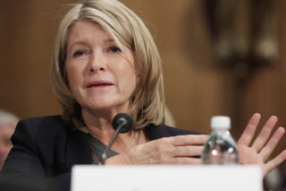 INNSIDEHANDEL: Hjemmeinnredningsekspert og mediemogul Martha Stewart fikk i 2004 hjelp til � takle overgangen til et fem m�neder langt fengselsopphold. (Foto: Lauren Victoria Burke/ Scanpix/ AP)