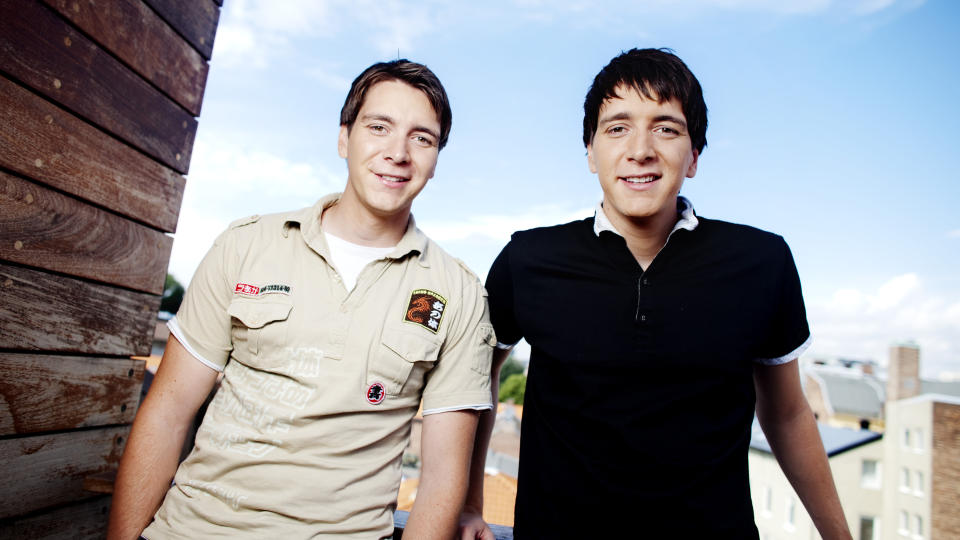 I NORGE: James og Oliver Phelps (tv) m�tte onsdag ettermidag pressen i forbindelse med den nye Harry Potter filmen som i disse dager blir sendt p� Norske kinoer. De to tvillingene er begge skuespillere i filmen. Foto: Kyrre Lien / SCANPIX