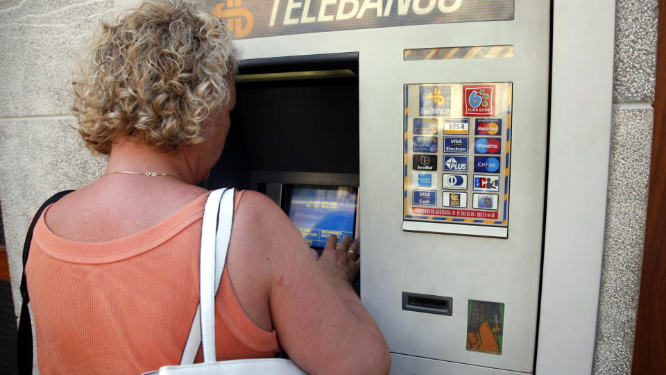  - SKJUL KODEN:  Det er beste r�det fra finansn�ringen, enten du betaler i med kort i butikk her hjemme eller bruker minibank p� ferie i sommer - som her p� Mallorca.  Foto: TOM E. �STHUUS.