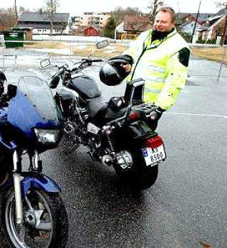 - JEG ER LITT GAL: Skjemtegauken Hans-Peter Lannerstedt fra Spikkestad p�peker at nettsida ikke er ment som en stille protest mot �kende nettsurfing - det er bare humor.Foto: PRIVAT