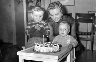 BURSDAGSBARN: Ingars ett�rsdag feires med kake. Mor og storebror f�lger spent med n�r lyset skal bl�ses ut.
