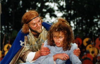 KONGEN P� STIKLESTAD: Ingar sammen med skuespillerkollega Guri Schanke i 1994.