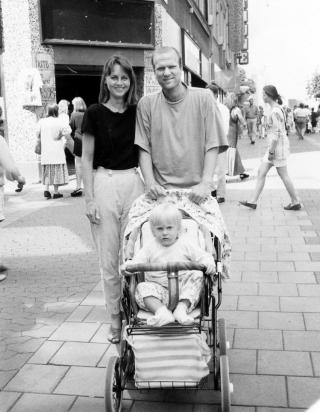 F�R BRUDDET: Ingar og Siri med ett�rige Kaja i vogn p� Karl Johan. - Det var den gang vi var lykkelige, sier Gimle.