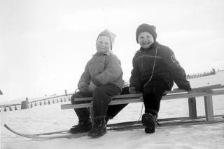 HYTTA I VALDRES: Ingar (5) og storebroren Dag (7) leker i sn�en. Fremdeles er de bestevenner.