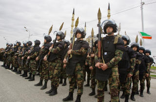 AUTORIT�RT: Estemirova har v�rt sv�rt kritisk til de tjetsjenske myndighetene. Foto: AFP PHOTO / KAZBEK BASAYEV/Scanpix