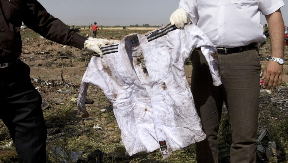 TRAGISK ULYKKE: �tte unge ut�vere p� Irans juniorlandslag i judo, samt to trenere og en delegasjonsleder, omkom i flystyrten i Jannat i dag morges. Denne judodrakten ble funnet blant vrakrestene p� jordet. Foto: AFP PHOTO/KHALIL EMAMI