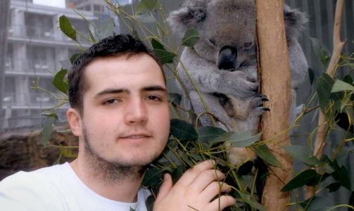 F�R FJELLTUREN: 19 �r gamle Jamie Neale poserer med en koala. Foto: AFP PHOTO / HO / NSW POLICE