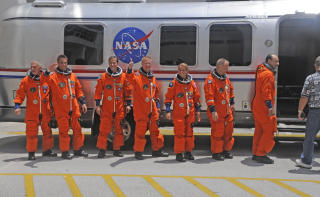 MANNSKAPET: Dave Wolf, Chris Cassidy, Tom Marshburn, Tim Kopra, Julie Payette, Doug Hurley og Mark Polansky skal tilbringe 16 dager i rommet. Foto: Scanpix/AFP PHOTO/Bruce WEAVER