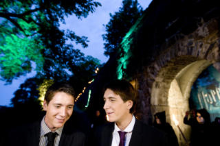 TVILLINGBR�DRENE:
Skuespillerne James og Oliver Phelps under f�rpremieren av Harry Potter filmen Harry Potter og Halvblodsprinsen p� Akershus festning i Oslo onsdag kveld. Foto: Heiko Junge / SCANPIX