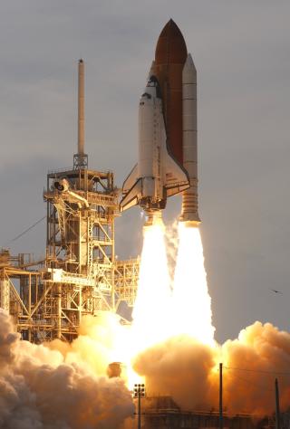 UHELLSFORFULGT: F�rst p� det sjette fors�ket lettet Endeavour. Foto: SCANPIX/REUTERS/Scott Audette