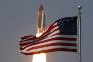 OPP, OPP OG AVG�RDE: Endeavour lettet �n mer enn m�ned p� overtid. Foto: SCANPIX/Matt Stroshane/Getty Images/AFP