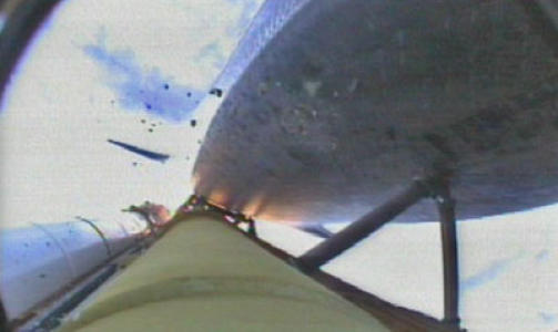 TRUFFET: Gjenstander traff Endeavour p� vei opp. Foto: NASA TV