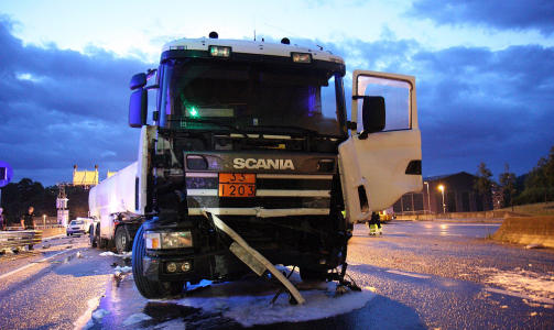 LETTERE SKADD: Tankbilf�reren ble f�rt til legevakta. Foto: SVEIN GUSTAV WILHELMSEN