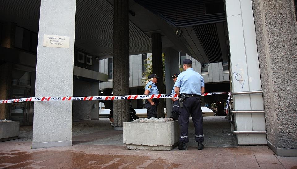 AVSPERRET: Flere politipatruljer rykket tidlig i morges ut til omr�det under Oslo konserthus.  Foto: SVEIN GUSTAV WILHELMSEN