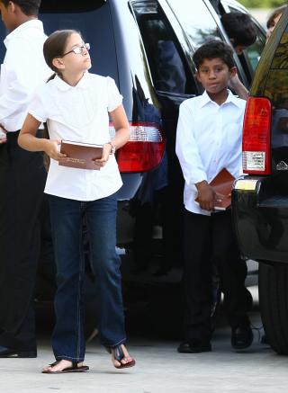 SYNGER SALMER:  Paris (11) og Prince Michael Jackson (12) bar begge eksemplarer av salmeboka �Sing Praises to Jehova�. Foto: Splash News/ All Over