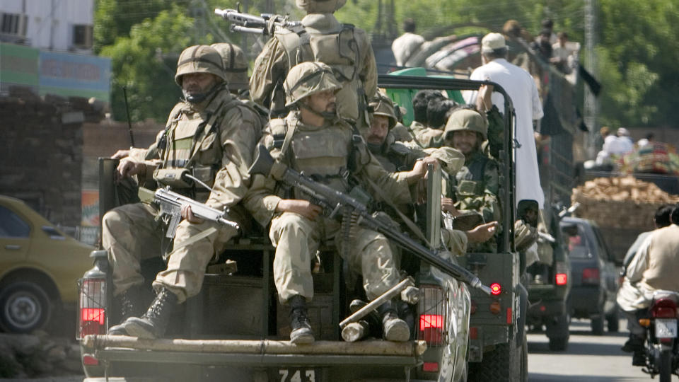 F�R SE LITE AV PENGENE: Av de n�rmere 40  milliarder kronene som Pakistan fikk av USA mellom 2002  og 2008, n�dde bare 3 milliarder fram til milit�ret. Foto: AP Photo/B.K.Bangash