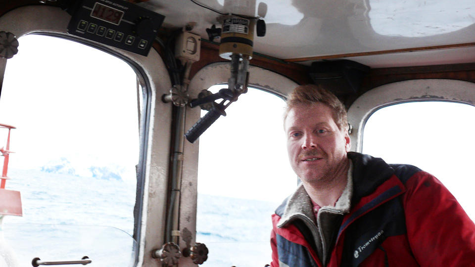 SL�R TILBAKE MOT KRITIKKEN: Landsstyremedlem i SV og leder i Finnmark SV, Johnny Ingebrigtsen, mener kritikken av SV minner om Haakon Lies angrep. Her om bord i egen fiskeb�t. Foto: Privat.