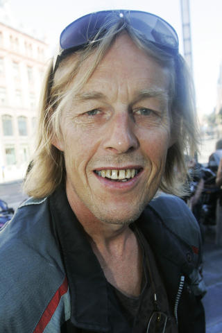 - VIL HAN HA MER MOTORVEI OG F�RRE FLYKTNINGER? Stortingsrepresentant  Hallgeir Langeland (SV), etterlyser motivene for R�berg-Larsens utspill. Foto: Terje Bendiksby / SCANPIX