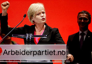 P� BES�K: SV-leder Kristin Halvorsen bes�kte Arbeiderpartiets landsm�te i mai. Halvorsen ble m�tt med langvarig trampeklapp. I bakgrunnen st�r Jens Stoltenberg. Foto: ESPEN R�ST