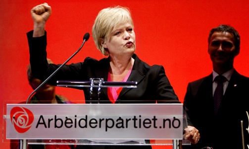 P� BES�K: SV-leder Kristin Halvorsen bes�kte Arbeiderpartiets landsm�te i mai. Halvorsen ble m�tt med langvarig trampeklapp. I bakgrunnen st�r Jens Stoltenberg. Foto: ESPEN R�ST