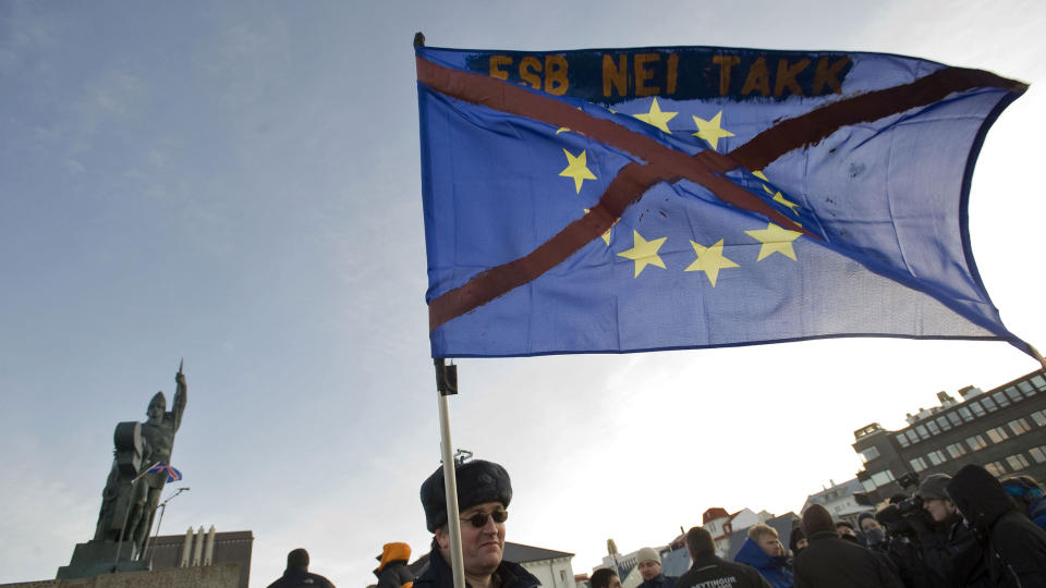 EU-S�KNAD: Alltinget p� Island har besluttet � s�ke EU-medlemskap i dag. Eksperter tviler likevel p� om folket vil stemme ja i en eventuell folkeavstemning. AFP PHOTO/ HALLDOR KOLBEINS