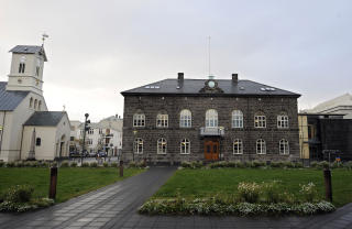 ALLTINGET: Her p� det islandske Alltinget ble det i dag besluttet � sende inn EU-s�knad. AFP PHOTO / OLIVIER MORI