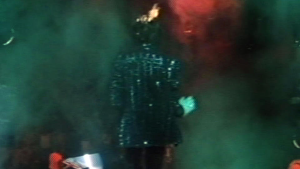 PYROTEKNIKKEN G�R AV FOR TIDLIG: I videoen ser man hva som hendte da Michael Jacksons h�r tok fyr under en reklameinnspilling i 1984. If�lge Us Magazine var dette grunnen til at superstjerna ble pilleavhengig. Foto: All Over Press