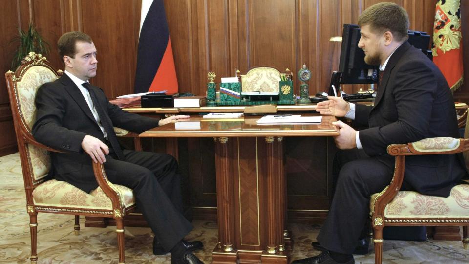 TO STERKE MENN: Ramzan Kadyrov (t.h.) i samtaler med Russlands president Dmitrij Medvedev (t.v.). Kadyrov er kjent for � styre Tsjetsjenia med hard h�nd. N� mener menneskerettsgrupper at han st�r bak drapet p� den russiske menneskerettsaktivisten Natalja Estemirova, men selv sier han at han er rasende over drapet. Foto: REUTERS / Vladimir Rodionov / SCANPIX