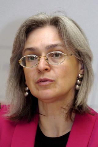 BLE DREPT: Journalisten Anna Politkovskaja og Natalia Estemirova var venner. Begge led samme skjebne. Foto: EPA/PETER ENDIG/SCANPIX