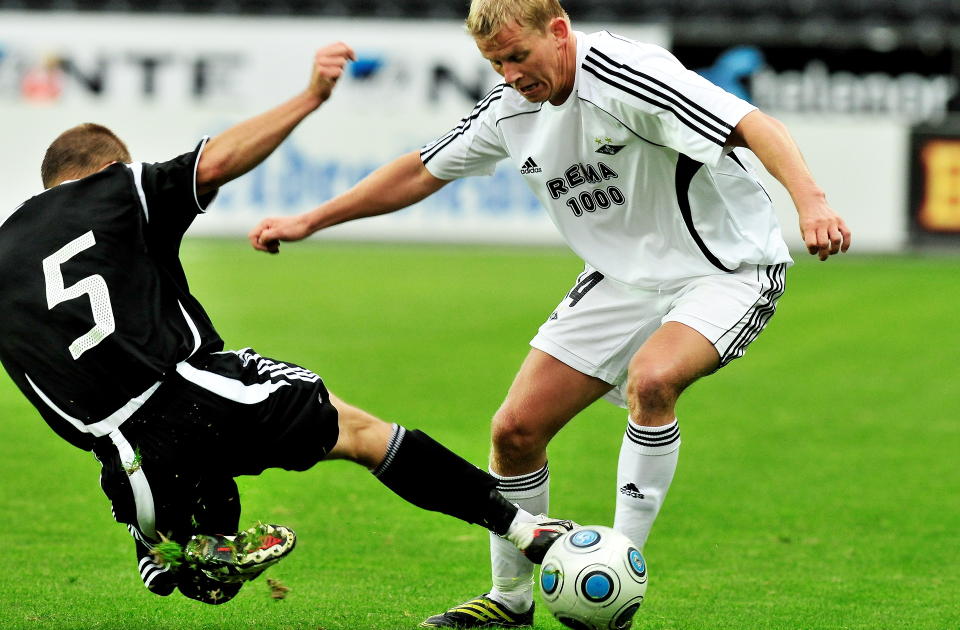 M�LL�ST: Som Troms� fikk RBK 0-0 i andre kvalikrunde til Europa League, men hjemme er m�ll�st mindre verdt enn det er borte. Her er RBKs Steffen Iversen og Karabakhs Maxim Medvedev i duell. 
Foto: Ned Alley / SCANPIX
