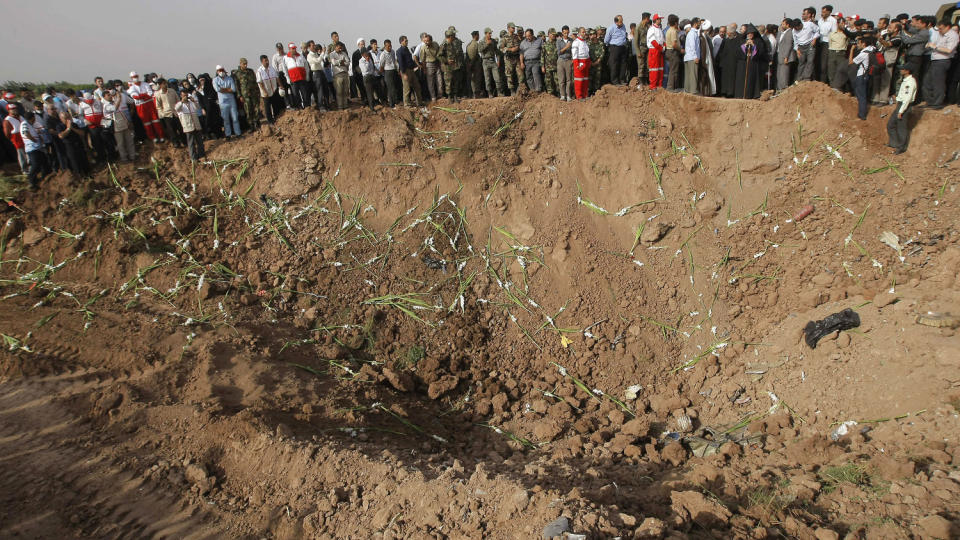 MINNESTUND: P�r�rende av de 168 omkomne etter flystyrten i Iran i g�r samlet seg p� krasjstedet til en minnestund i dag. Foto: AFP/SCANPIX