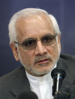 G�R AV: Sjef for Irans organisasjon for atonenergi, Gholam Reza Aghazadeh, trekker seg fra sin stilling. Foto: AP Photo/Vahid Salemi