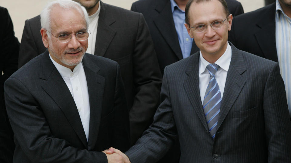 TAKKER FOR SEG: Leder av Irans organisasjon for atomenergi, Gholam Reza Aghazadeh, g�r av. Han forlater ogs� sin stilling som Irans visepresident. Forel�pig vil han ikke si hvorfor. Her er han til h�yre sammen med lederen for Russlands atomprogram, Sergei Kiriyenko. Foto: AFP/BEHROUZ MEHRI