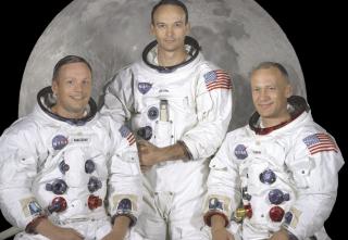FØRST: Apollo-11-mannskapet: (F.v.) Neil Armstrong, Michael Collins (som måtte bli igjen i bane rundt månen) og Buzz Aldrin. Foto: NASA/SCANPIX FØRST: Apollo-11-mannskapet: (F.v.) Neil Armstrong, Michael Collins (som måtte bli igjen i bane rundt månen) og Buzz Aldrin. Foto: NASA/SCANPIX