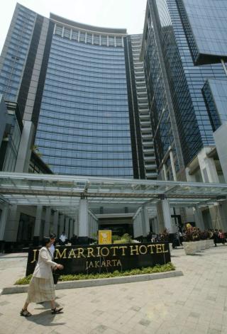 ANGREPET: Et arkivfoto viser Marriott Hotel i Jakarta; ett av to �sted for nattas bombeangrep. Foto: EPA/WEDA