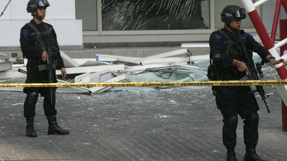 SPRENGT: Vakter st�r utenfor Ritz-Carlton i Jakarta etter at en eller flere bomber gikk av i dag. Foto: SCANPIX/REUTERS/Dadang Tri   (INDONESIA CONFLICT)