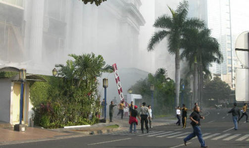 BOMBET: To hoteller i Jakarta ble rystet av en serie bomber i natt, norsk tid. Foto: REUTERS/Lydia Ruddy  (INDONESIA CONFLICT IMAGES OF THE DAY)