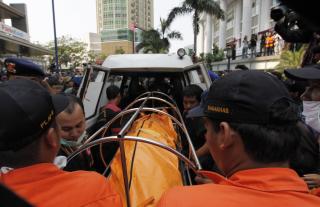 FRAKTER VEKK DE D�DE: Ni ble drept i angrepene. Foto: REUTERS/Enny Nuraheni/Scanpix