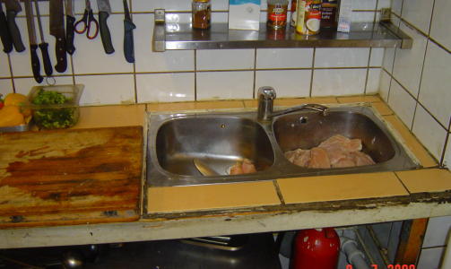 HER BLE DET LAGET MAT: D�rlig hygiene, rotter og kakerlakker var noen av funnene som ble gjort under aksjonen. Foto: Mattilsynet